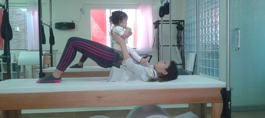 Mamãe e bebê juntos no pilates